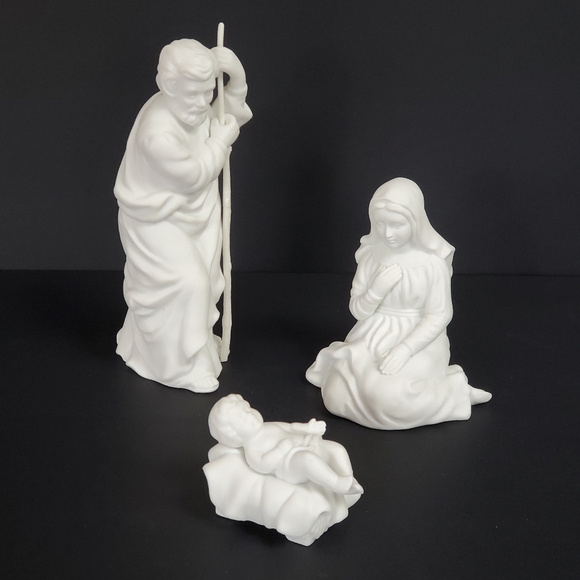 Avon Nativity Collectible Holy Family White Porcelain Christmas 1981 Boxed Set - Picture 3 of 13